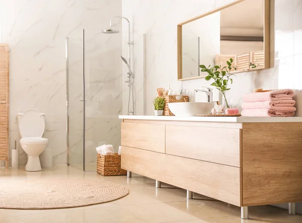 Belső tér elegáns fürdőszoba zuhanyzóval egység — Stock Fotó