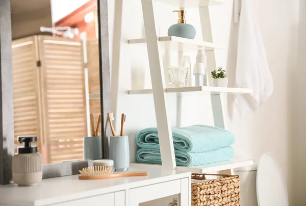 Toallas frescas en escalera decorativa en baño moderno — Foto de Stock