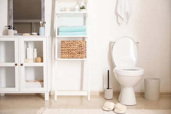 Moderne Toilettenschüssel nahe weißer Wand im Badezimmer — Stockfoto