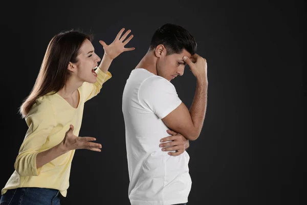 Mujer Gritándole Novio Sobre Fondo Negro Problemas Relación — Foto de Stock