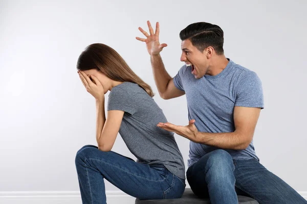 Hombre Gritándole Novia Fondo Claro Problemas Relación — Foto de Stock