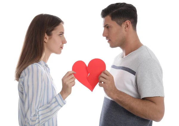 Paar Reißt Papierherz Auf Weißem Hintergrund Beziehungsprobleme — Stockfoto