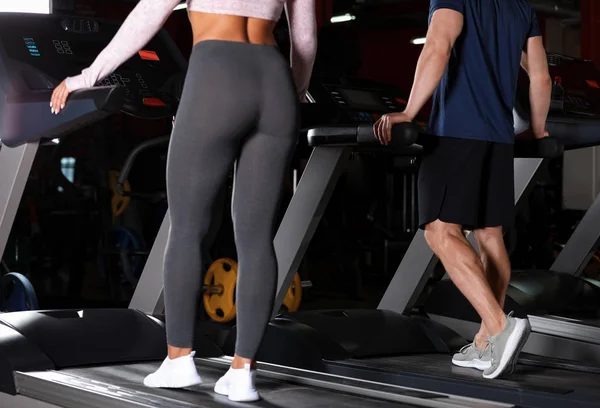 Couple Travaillant Sur Tapis Roulant Dans Salle Gym Gros Plan — Photo