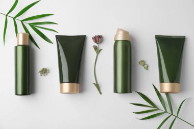 Beyaz arka plan üzerinde kozmetik ürünleri ile düz yatıyordu kompozisyon