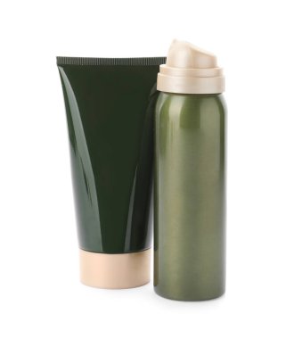 Beyaza izole edilmiş farklı modern kozmetik ürünleri