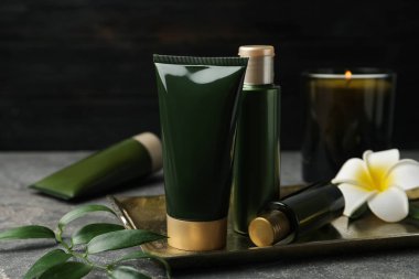 Gri masadaki kozmetik ürünleriyle kompozisyon