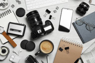 Aydınlık masada gazeteciler için ekipmanla düz konum