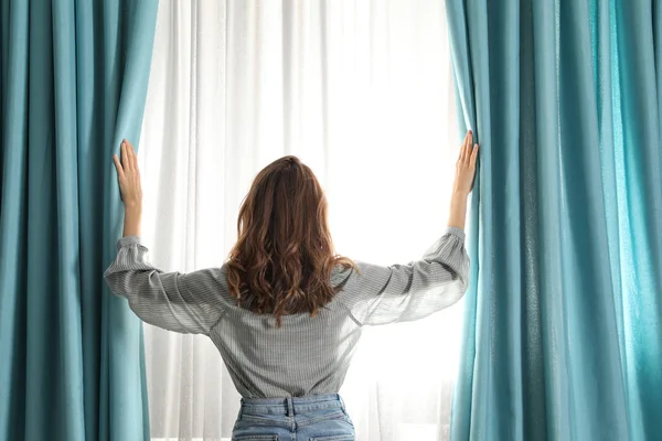 Mujer Abriendo Cortinas Ventana Casa Por Mañana Vista Trasera — Foto de Stock