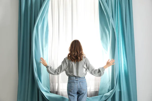 Mujer Abriendo Cortinas Ventana Casa Por Mañana Vista Trasera — Foto de Stock