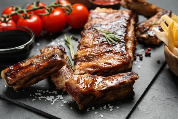 Delicious Grilled Ribs Black Table Closeup — 스톡 사진