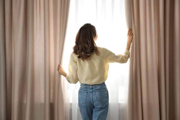 Жінка Відкриває Віконні Штори Вдома Вранці Вид Ззаду — стокове фото