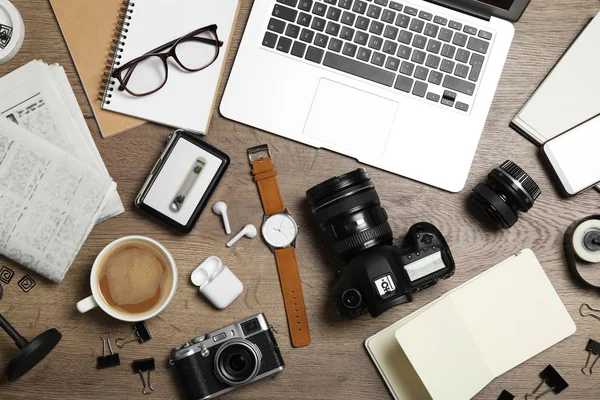 Composición Plana Con Equipo Para Periodista Mesa Madera —  Fotos de Stock