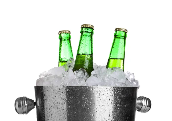 Cerveza en cubo de metal con hielo aislado en blanco — Foto de Stock