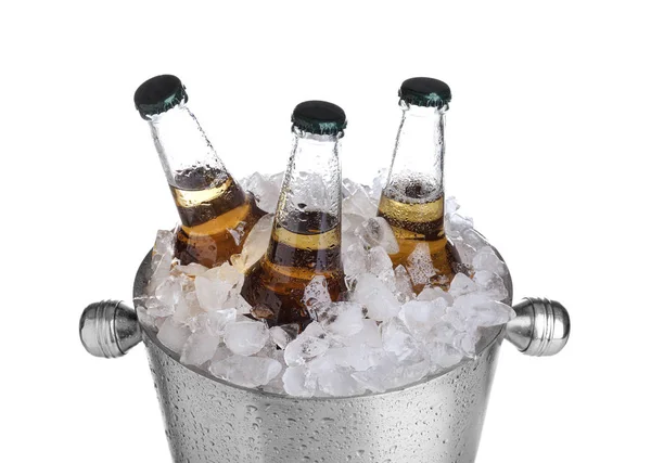 Cerveja em balde de metal com gelo isolado em branco — Fotografia de Stock
