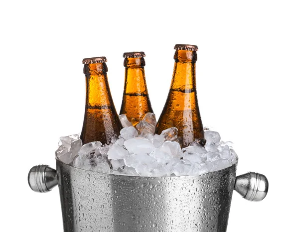 Cerveja em balde de metal com gelo isolado em branco — Fotografia de Stock