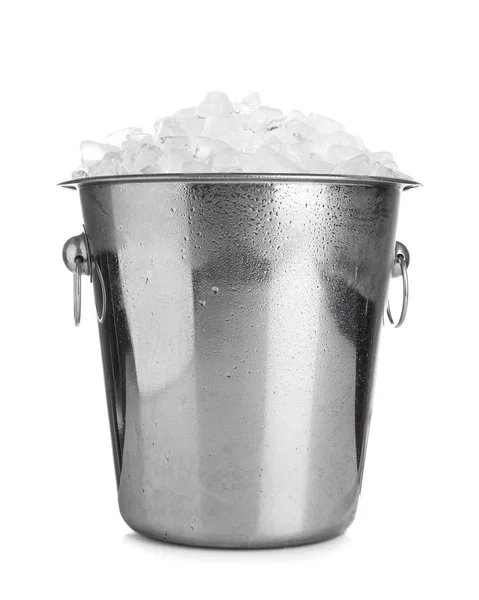 Kovový kbelík s kostkami ledu izolovanými na bílém — Stock fotografie
