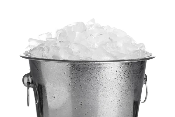 Cubo de metal con cubos de hielo aislados en blanco — Foto de Stock