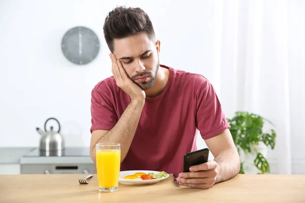 Junger Mann Süchtig Nach Smartphone Beim Frühstück Hause — Stockfoto
