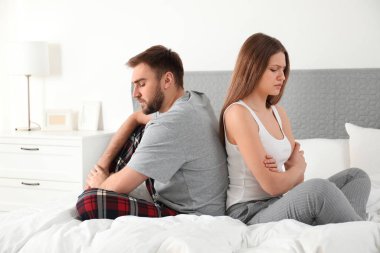 Yatak odasında kavga üstüne kavga eden mutsuz bir çift.