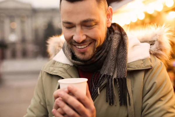 Happy man with mulled wine at winter fair — Stock Photo, Image