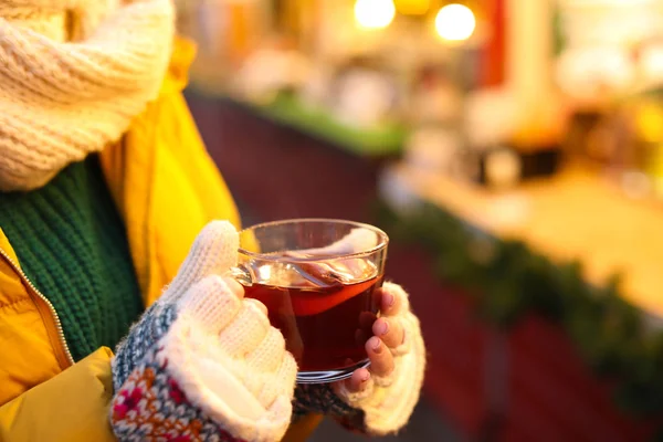 Kobieta z grzanym winem na targach zimowych, zbliżenie — Zdjęcie stockowe