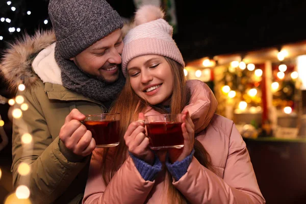 Boldog pár forralt borral a téli vásáron — Stock Fotó