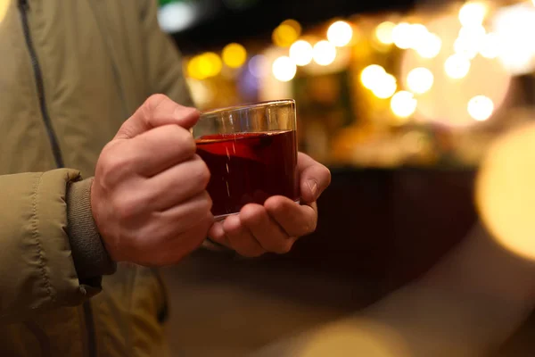 Mann mit Glühwein auf Wintermarkt, Nahaufnahme — Stockfoto