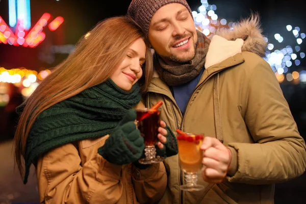 Szczęśliwa para z grzanym winem na targach zimowych — Zdjęcie stockowe