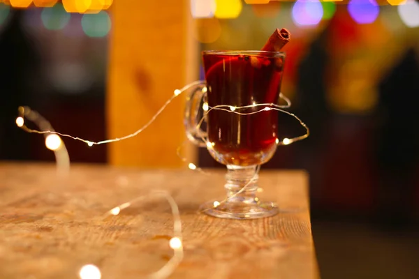 Leckerer aromatischer Glühwein auf dem Tisch beim Wintermarkt — Stockfoto