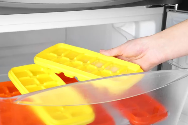 Mujer Tomando Bandeja Con Cubitos Hielo Nevera Primer Plano — Foto de Stock