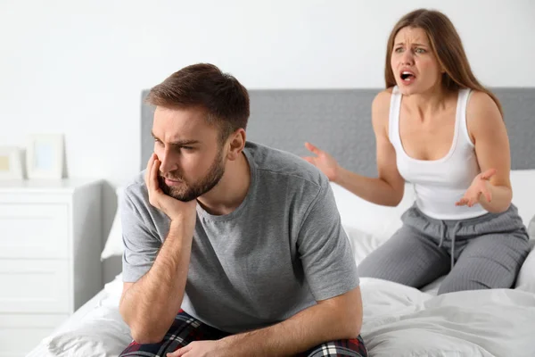 Young couple quarreling in bedroom. Relationship problems — Stock Photo, Image