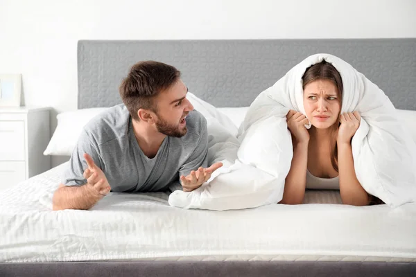 Casal jovem infeliz brigando em casa. Problemas de relacionamento — Fotografia de Stock