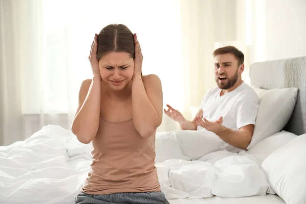 Unhappy young couple quarreling at home. Relationship problems — Stock Photo, Image