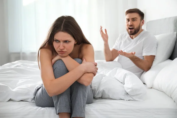 Несчастная молодая пара ссорится дома. Проблемы отношений — стоковое фото