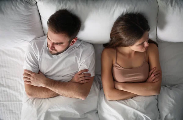 Boldogtalan pár párkapcsolat problémák után veszekedés az ágyban, — Stock Fotó