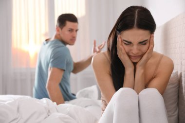 Yatak odasında ilişki sorunları olan bir çift.
