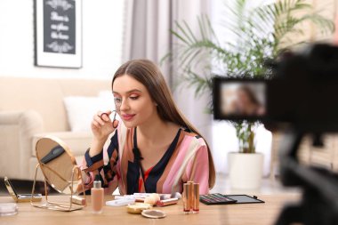 Güzellik blogcusu evde makyaj dersi kaydediyor