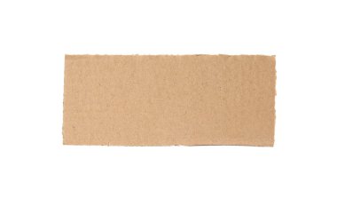 Kahverengi karton parçası beyaza izole edilmiş.