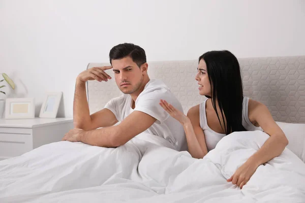 Casal com problemas de relacionamento brigando no quarto — Fotografia de Stock