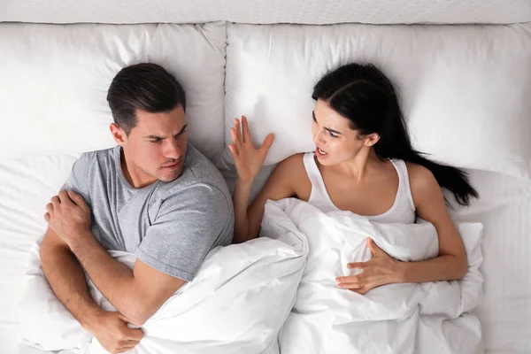 Casal brigando na cama em casa, vista superior. Problema de relacionamento — Fotografia de Stock