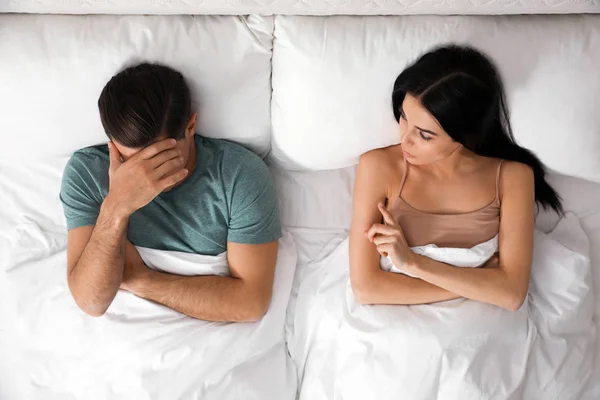 Casal brigando na cama em casa, vista superior. Problema de relacionamento — Fotografia de Stock