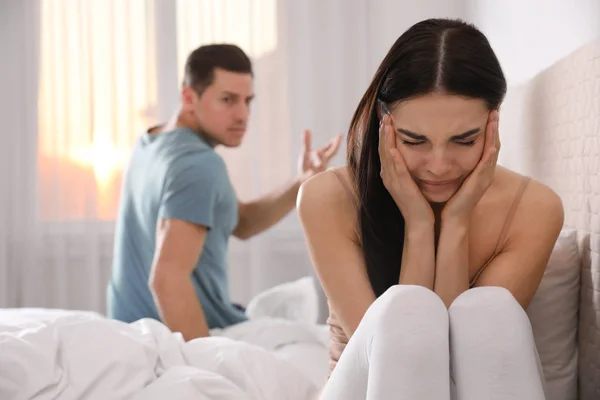 Pareja con problemas de relación peleando en el dormitorio — Foto de Stock