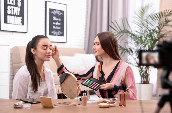 Beauty blogger recording makeup tutorial with her friend at home — Stock Photo, Image