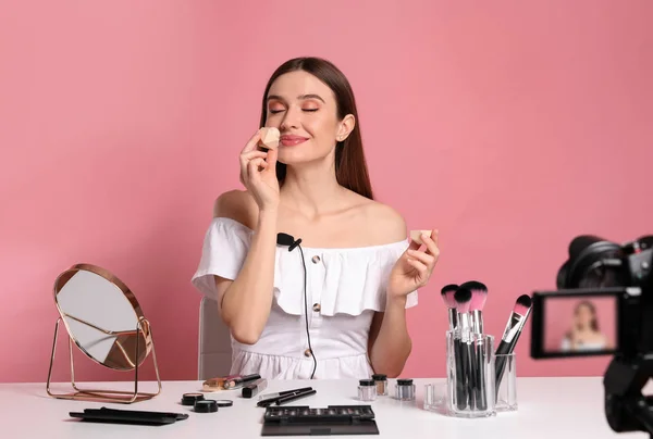 Beauty blogger nagrywanie makijażu tutorial na różowym tle — Zdjęcie stockowe