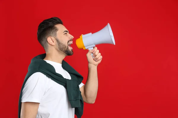 Jovem Com Megafone Fundo Vermelho Espaço Para Texto — Fotografia de Stock