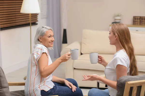 Mutter und erwachsene Tochter verbringen Zeit zu Hause — Stockfoto