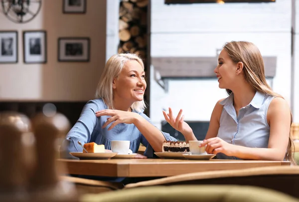 Mother and her adult daughter spending time together in cafe — 스톡 사진