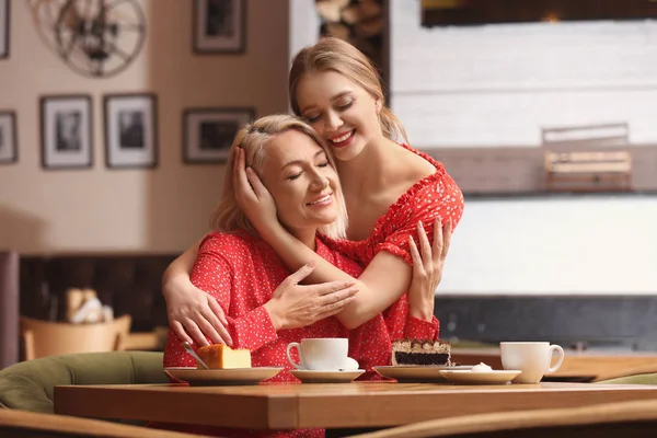 Mãe e sua filha adulta passar o tempo juntos no café — Fotografia de Stock