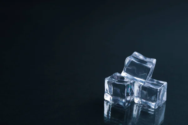 Cubos Hielo Cristalinos Sobre Fondo Negro Espacio Para Texto —  Fotos de Stock