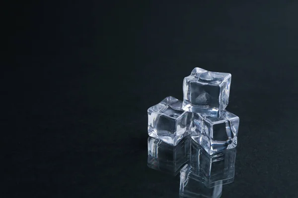 Siyah Zemin Üzerinde Kristal Berrak Buz Küpleri Metin Için Boşluk — Stok fotoğraf